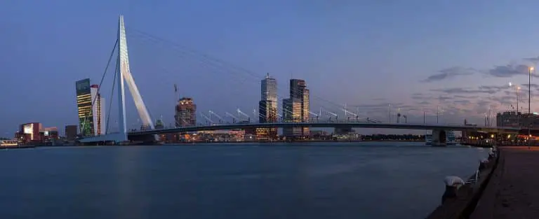 Rotterdam in de avond